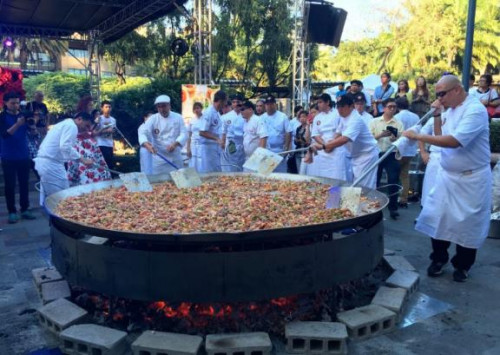 多位菲律宾顶级名厨在活动现场支起直径3米多的大锅。