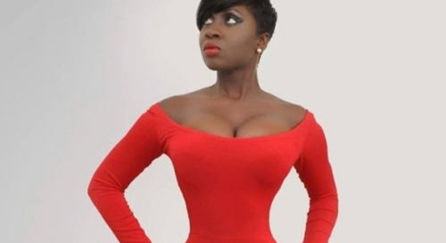 非洲加纳24岁女星塞尔高因过度束腰入院。