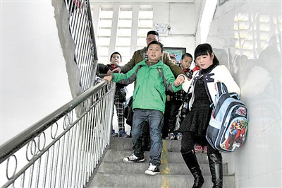 16岁少女产子后将孩子从二楼扔下致其患脑瘫（图）