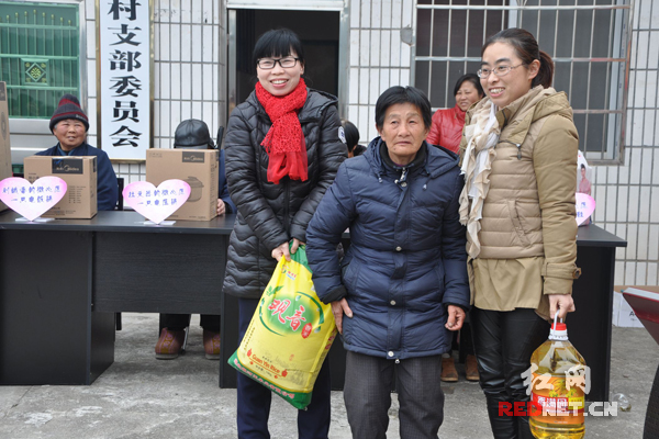 平江县国税局女工委组织女干部来到城关镇四方塘村开展“认领微心愿、女工献爱心”公益活动。
