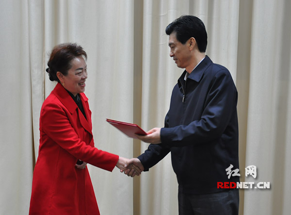 蔡振红给湖南省减灾委专家委员会主任唐白玉发放聘书。
