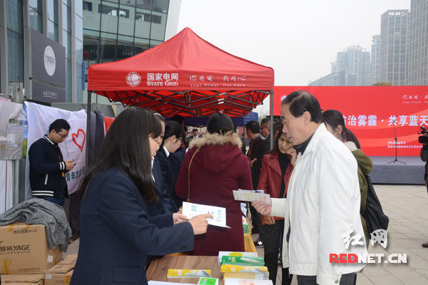 3月15日，长沙供电公司工作人员向市民普及节能减排知识，倡导使用新能源。