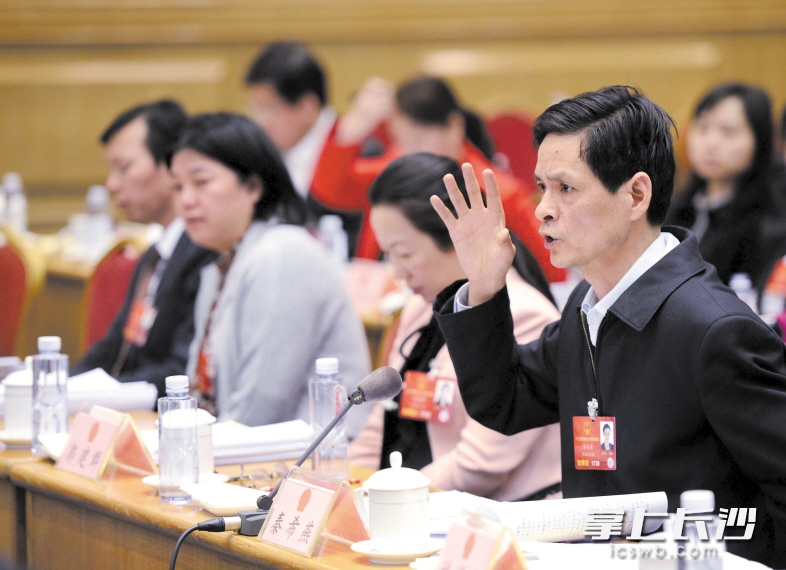 　　真言　　3月11日，湖南团集体审议慈善法草案，秦希燕代表提前做足功课，在会上提出数条修改意见。