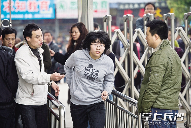 图为2013年3月16日,在长沙市南雅中学,考生进入考点参加有“小高考”之称的华约、北约和卓越三大联盟自主招生联考。该项自主招生联考已经取消。 长沙晚报记者 陈飞 摄(资料图片)