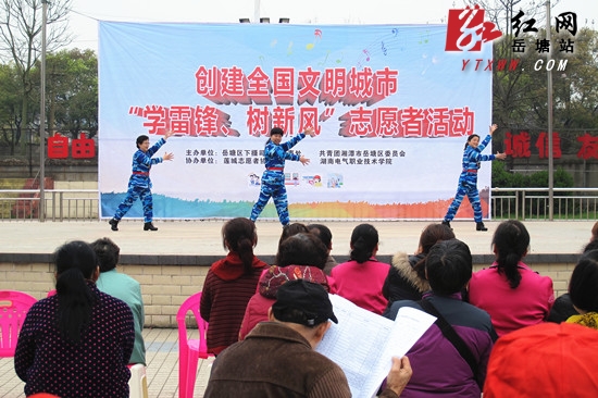 近百名志愿者争当“活雷锋”:很忙但很开心