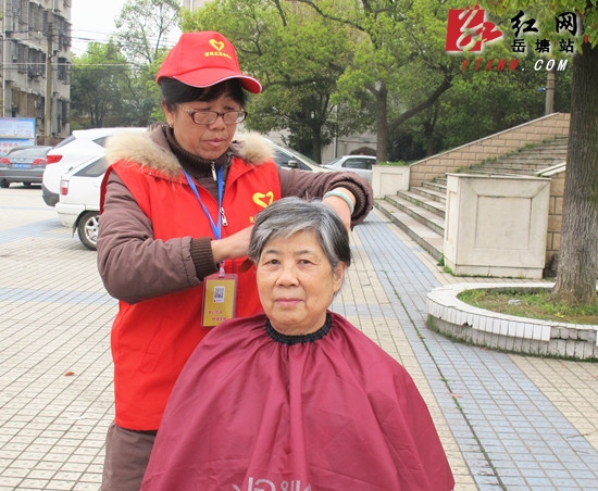 近百名志愿者争当“活雷锋”:很忙但很开心