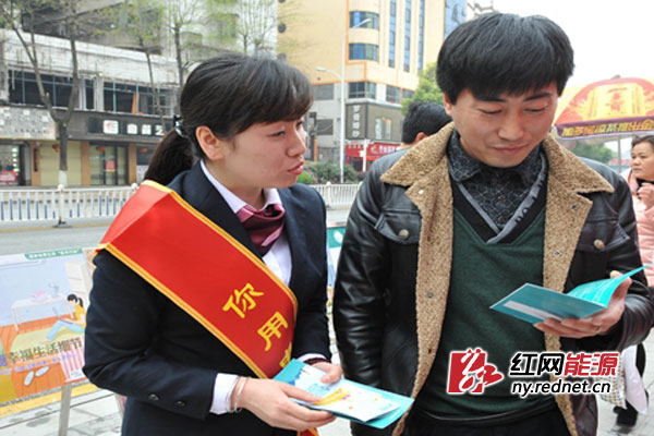 现场工作人员向客户解答安全用电知识