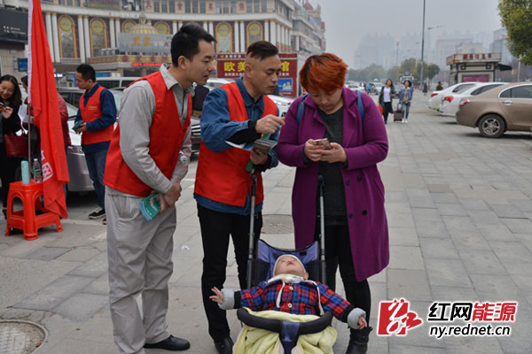 工作人员积极向市民发放用电业务办理指南、手机便捷缴费、绿色电能、家庭用电常识、电费结算方式小知识等宣传资料