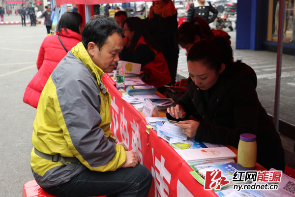 工作人员现场为客户下载“掌上电力”APP
