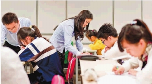 担忧升学压力，学生校外上培训班的现象十分普遍。