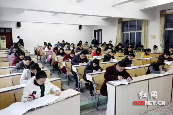 醴陵市党建骨干培训班学员在闭卷考试。