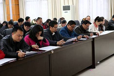 区委常委、纪委书记陈平阳带头参加考试（前排左三）