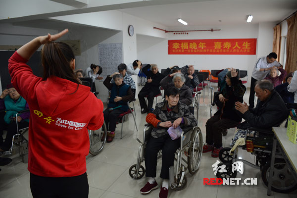 3月17日下午，来自按摩保健企业四喜富侨的十余名志愿者，在长沙第一社会福利院为老人们按摩保健，赠送保健器材，现场教授日常实用的按摩手法。