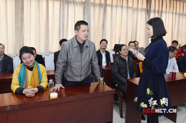 比赛现场气氛热烈，学员们答题很活跃