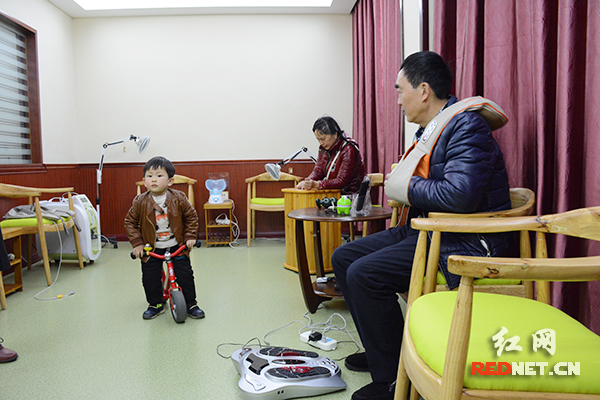 在湘园社区养老服务中心的健康吧，社区老人们可享受到最新的健康管理以及保健服务。