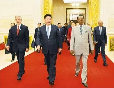 图为：2015年10月16日，2015减贫与发展高层论坛在北京人民大会堂举行。国家主席习近平出席论坛并发表题为《携手消除贫困 促进共同发展》的主旨演讲。习近平与出席论坛的外国领导人步入会场。