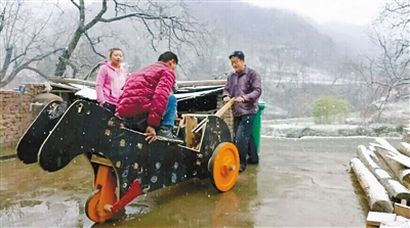 村民试乘“木牛流马”。