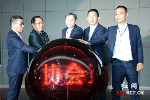 湖南省工程机械租赁服务行业协会在长沙成立，曹勇（中）担任协会会长。