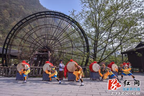 黄龙古寨“非遗”展演项目现场汇报 助力张家界文化旅游