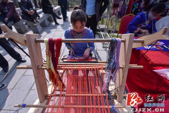 黄龙古寨“非遗”展演项目现场汇报 助力张家界文化旅游