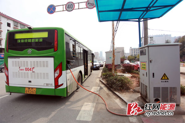 新化成为全省首个全线路采用纯电动公交车的县城，引领全县迈入“清洁能源”新时代。