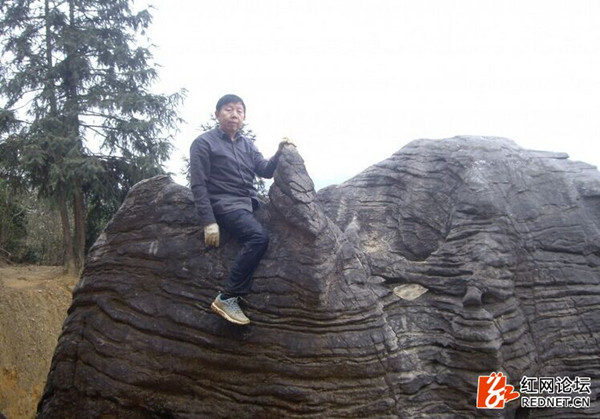 黄永国坐在裸露的岩石上休息（网友供图）