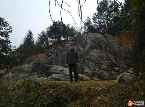 黄永国站在石山前留影（网友供图）