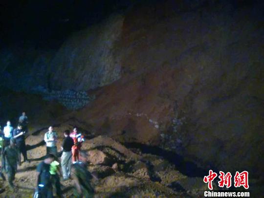 云南一制胶厂发生坍塌事故致1死1伤仍有5人被埋