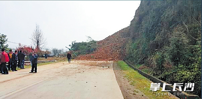 　　昨日，536国道353公里处（益阳安化县江南镇路段）突发一起山体塌方事件，导致道路交通中断，幸无人员伤亡。                           安化新闻网供图