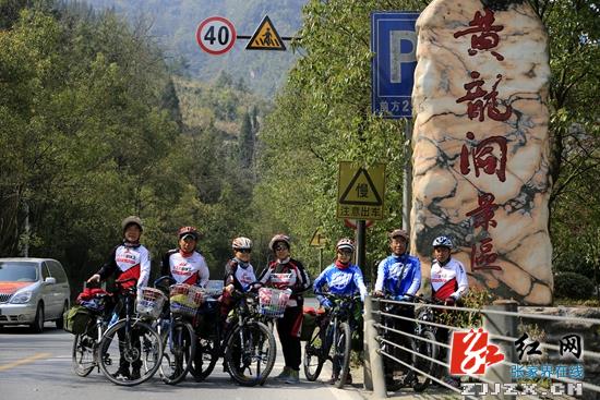 四川7名老年车手骑行张家界倡导绿色旅行