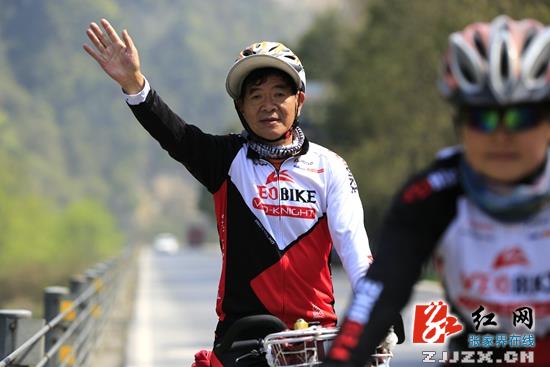 四川7名老年车手骑行张家界倡导绿色旅行