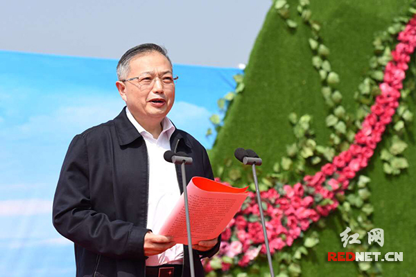 湖南省人大常委会副主任王柯敏讲话。