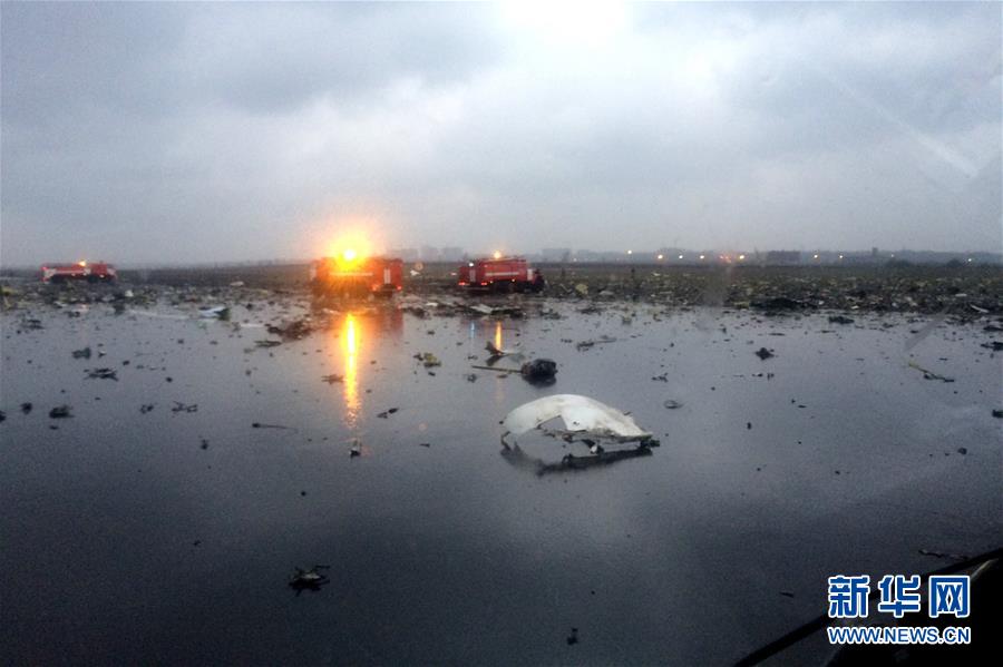  3月19日，在俄罗斯顿河畔罗斯托夫机场，飞机残骸散落在坠机事故现场。俄罗斯紧急情况部19日宣布，一架波音737－800客机当天凌晨在俄南部城市顿河畔罗斯托夫坠毁，机上61人全部遇难。 新华社/美联