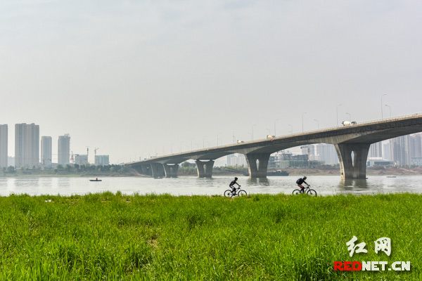 湘江河畔的骑行者。