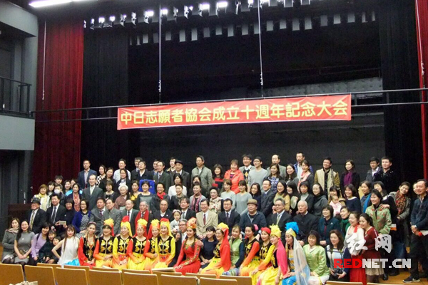 东京早稻田大学讲堂，中日志愿者协会在这里举行了纪念十周年活动。“