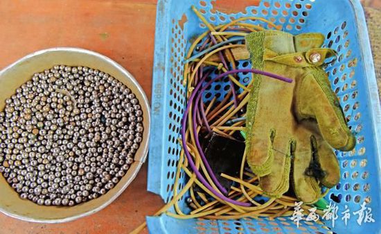 主办方提供的弹珠和皮筋。