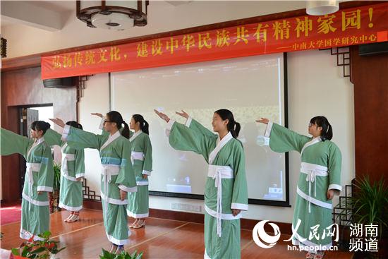 中南大学学生演绎《中华经典》手语舞