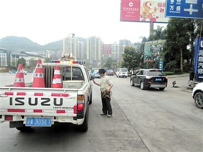 烈马脱缰跑上高速交警围追5公里“套马”(图)