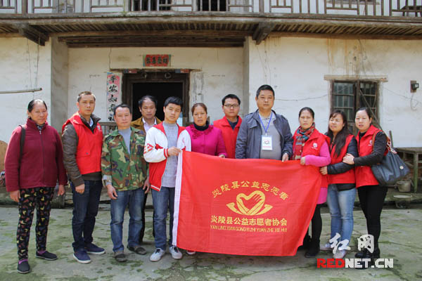 公益志愿者和杨海燕及其家属合影。