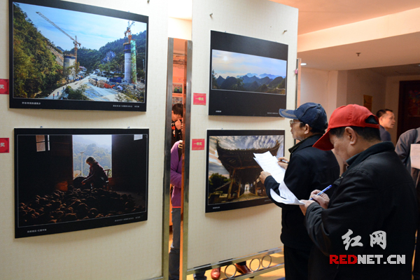 展出的摄影作品把一个世外桃源般的绿色生态明珠牛车河乡，鲜活清晰地展现在市民面前。