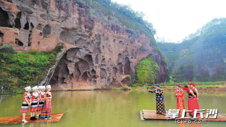 　　浏阳发布十大休闲农业与乡村旅游精品线路，官渡—达浒—大围山线路中，有美丽的象形风景区。昨日上午，达浒镇举办的“浏阳河上花正开”赏花季嘉年华，开启当地春季赏花游活动序幕。象形山下，水上情景剧《刘三姐来啦》让游客恍如身处桂林山水中。长沙晚报记者 颜开云 通讯员 邓霞林 摄影报道