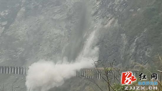 【快讯】“双门岛”山石滑落 暂实行交通管制