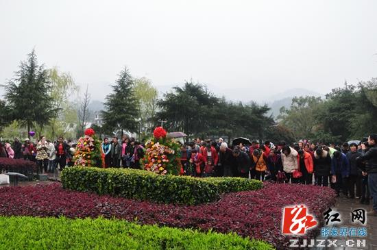 桑植：各界群众自发纪念贺龙同志