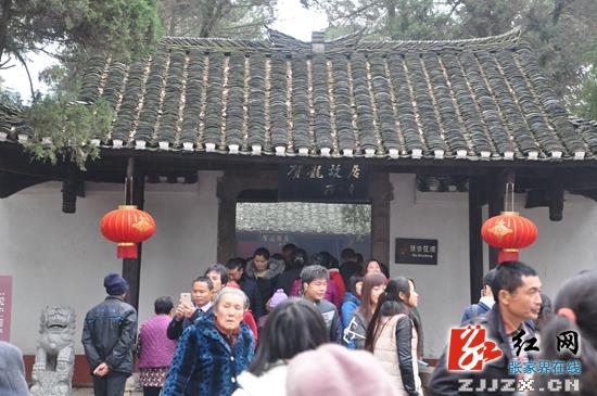 桑植：各界群众自发纪念贺龙同志