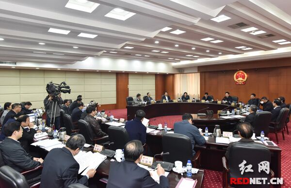 湖南省十二届人大常委会举行第80次主任会议。