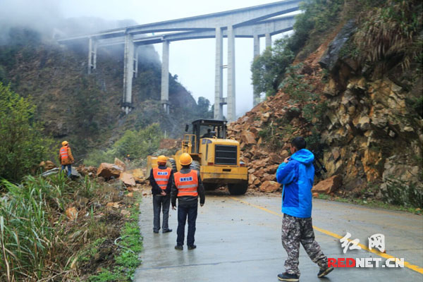 炎陵县公路局迅速组织人员在现场抢险。