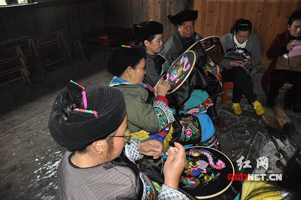 十八洞村的绣娘们正在绣苗绣。