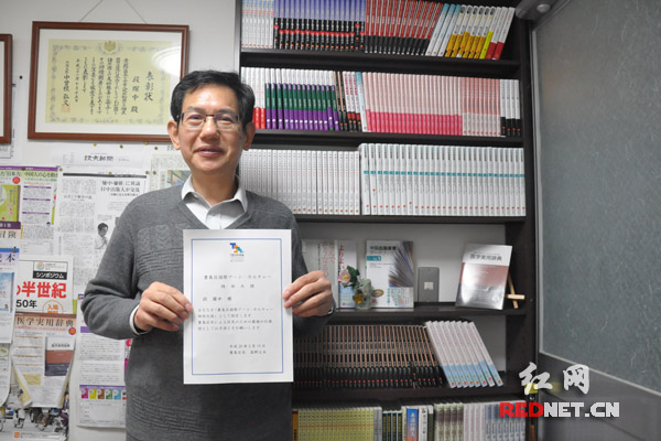 段跃中表示，希望通过‘汉语角’培养更多日本人成为中国的粉丝。图为段跃中被任命为东京都丰岛区国际艺术·文化大使当日拍摄。