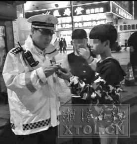 交警拦下这辆电动车，发现骑车的是个孩子。