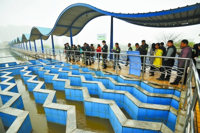 3月22日上午，长沙市水务局、长沙水业集团邀请长沙市民走进水厂，见证“放心水”的处理制造过程，以倡导全社会共同关注水环境、保护水生态、珍惜水资源。湖南日报记者 田超 摄